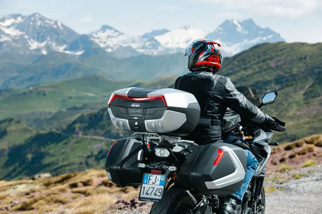 suzuki-gsxs1000gx-24_maxia5_034_V58N_2128x1600.webp