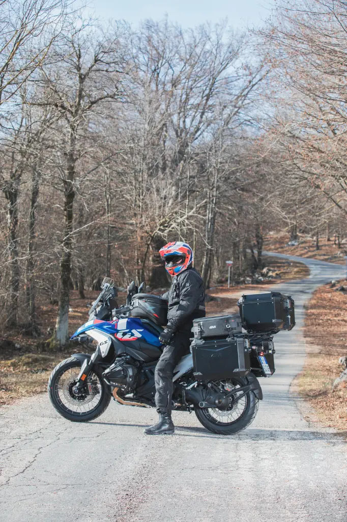 bmw-r1300gs-24_trekker-obkevo-01_022_OBKEV37B_2128x1600.webp