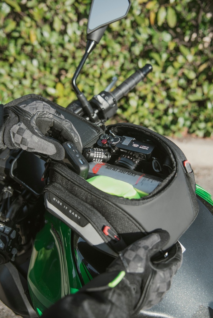 EASY01_tanklock-tank-bag_ambient_005_givi_kawasaki-z900-25.jpg