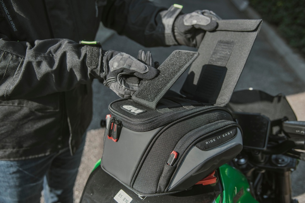 EASY01_tanklock-tank-bag_ambient_007_givi_kawasaki-z900-25.jpg