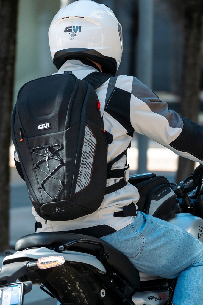 Easy-T EASY13 — casco colgado en la red, en uso